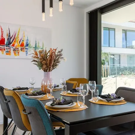 New, Luxurious And Modern With Private Parking 아파트 *