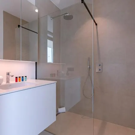 New, Luxurious And Modern With Private Parking *