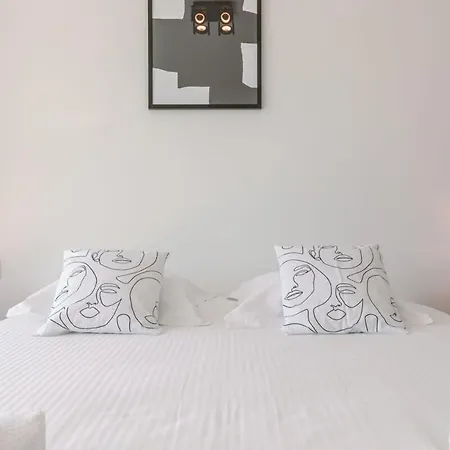 New, Luxurious And Modern With Private Parking