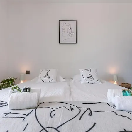 아파트 New, Luxurious And Modern With Private Parking
